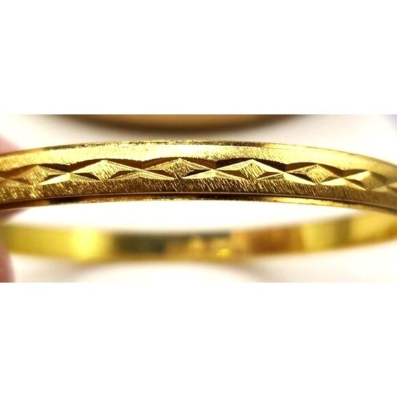 Gold Tone Etched Bangle Bracelet Signed - TRIFARI M - Picture 3 of 6